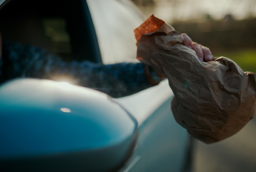 Hver tredje dansker har kastet skrald ud ad bilvinduet