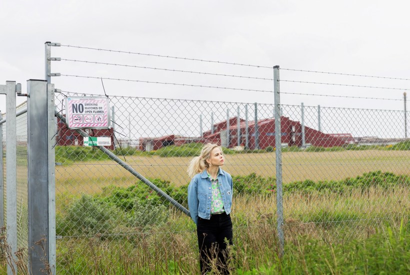 Hun voksede op med udsigt til giftfabrikken – nu vil hun have den stoppet