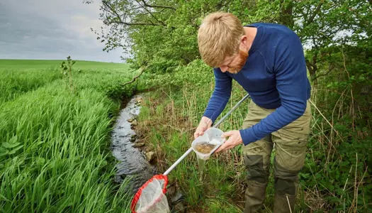 Morten forvandler muddergrøfter til rindende vandløb