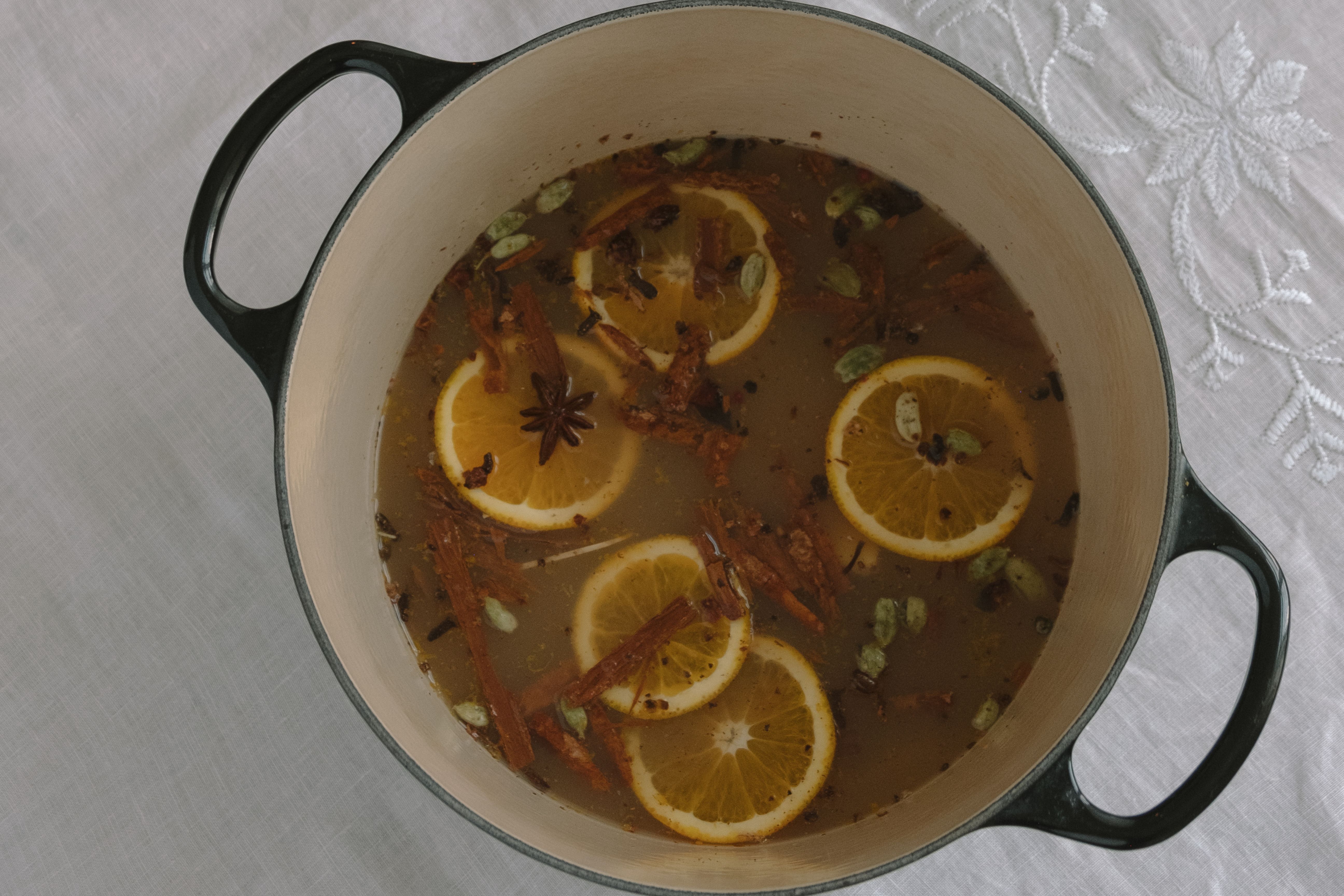 Varm æblemost med vinterens krydderier